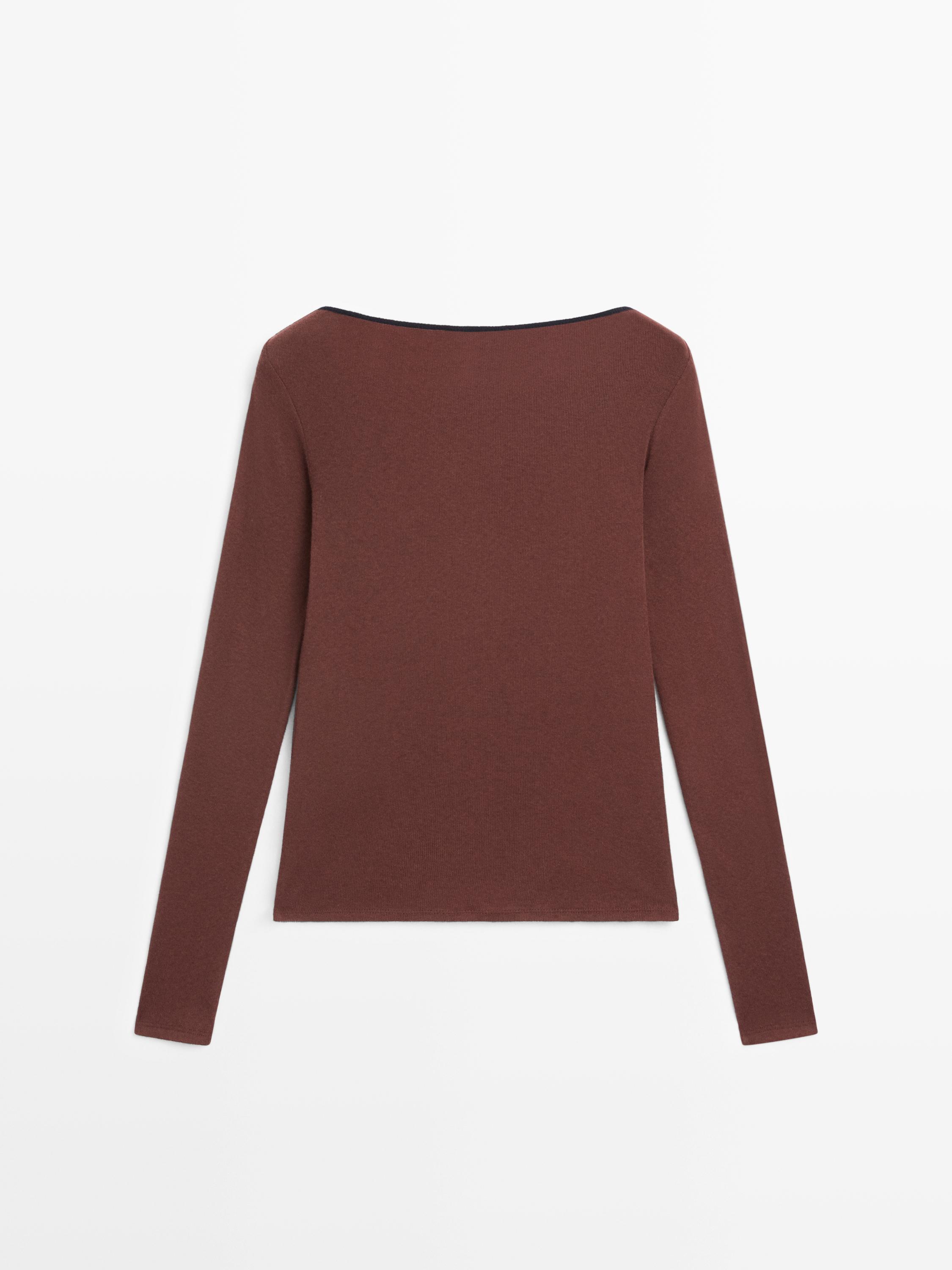 Top with contrast trim detail